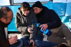 ông chồng ngu ngục để bà xã đi cắm trại với hàng xóm