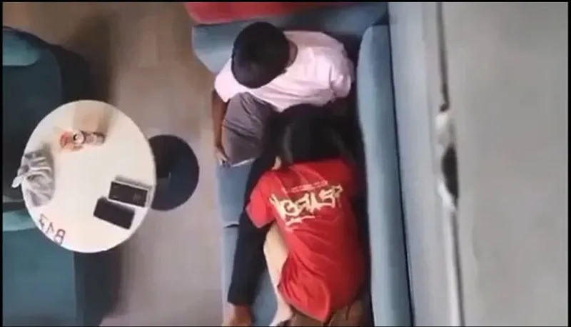 Quay lén người yêu bú mút cho ghệ nơi công cộng
